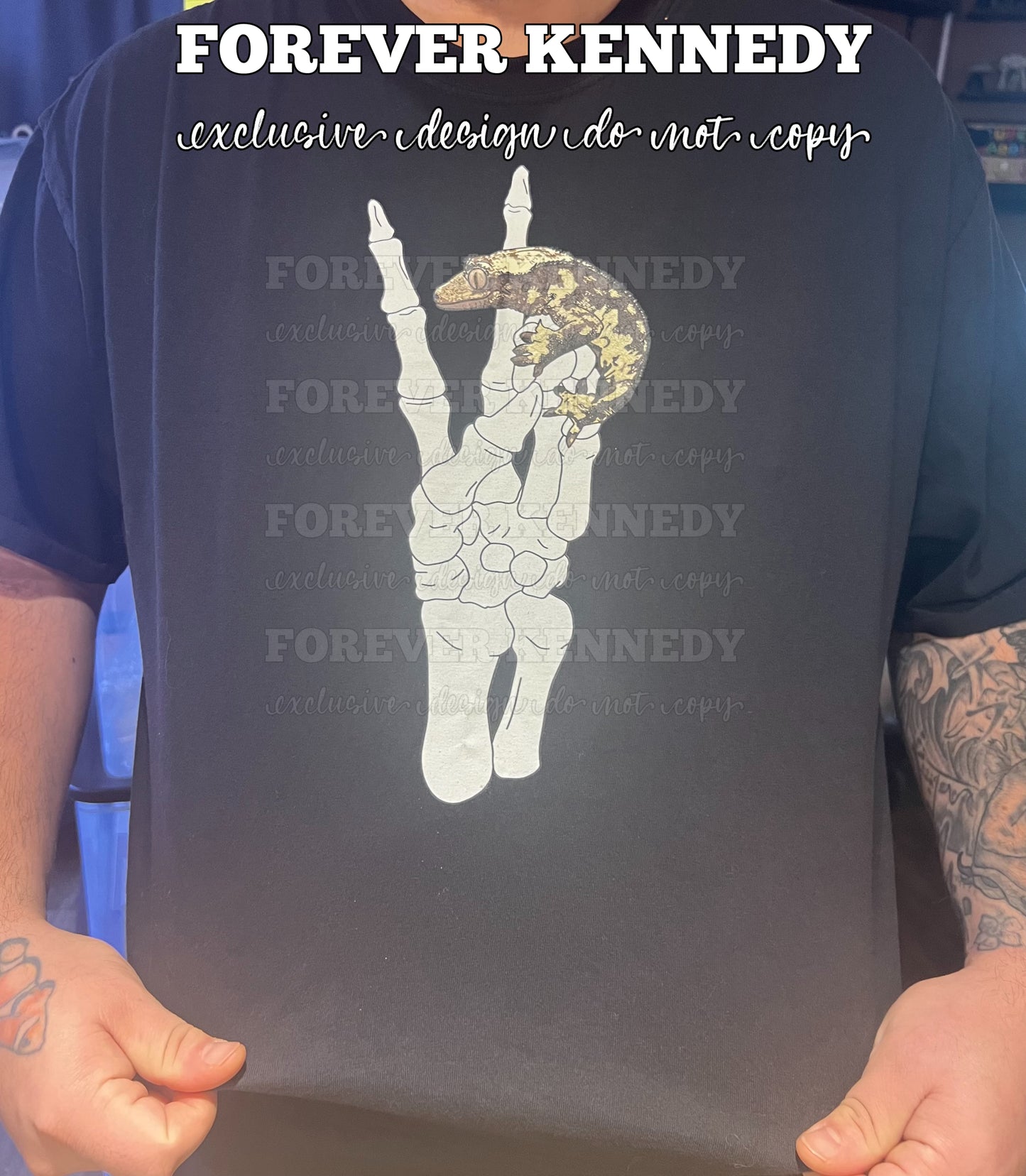 (MTO) EXCLUSIVE Pick your Apparel: Crested Gecko Peace Sign